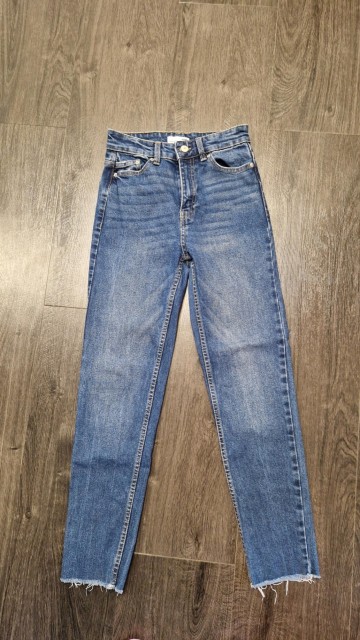 Nenošene Sinsay mom fit comfort kavbojke vel. 32 (primerno za 152)
