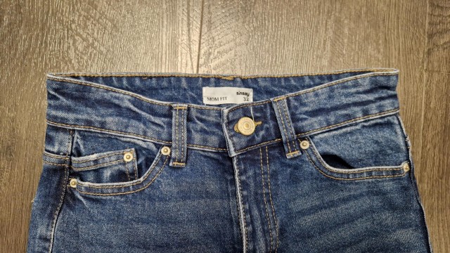 Nenošene Sinsay mom fit comfort kavbojke vel. 32 (primerno za 152)