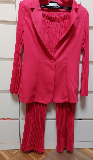 Hlačni kostim, plise, roza barve, 32,00