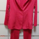 Hlačni kostim, plise, roza barve, 32,00