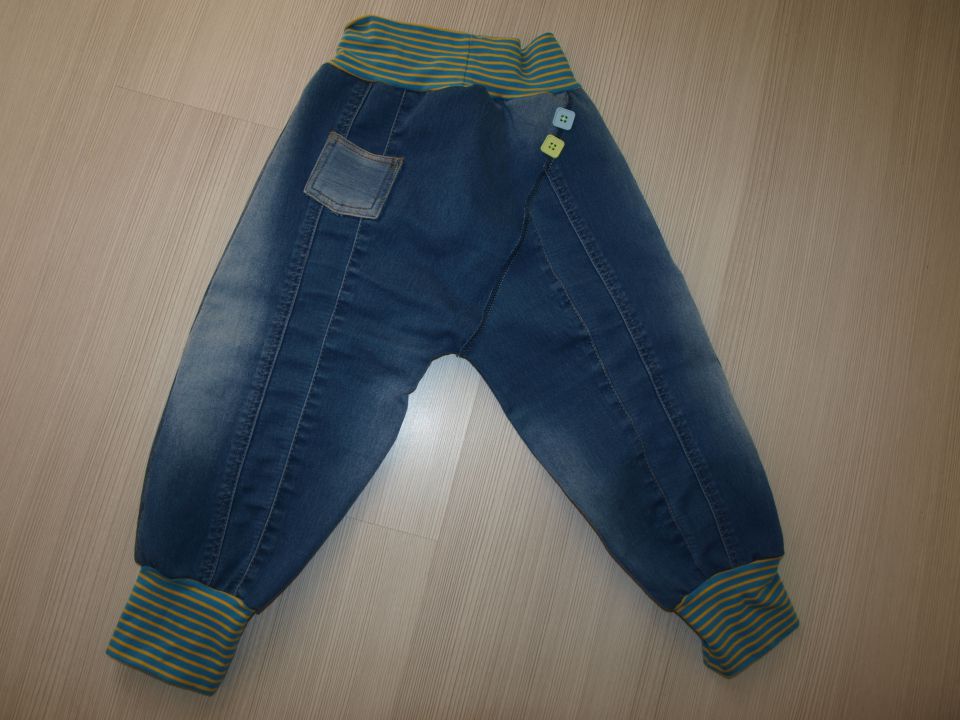 Jeans hlače in kiklca - foto povečava