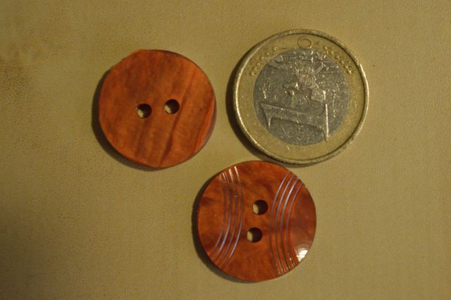 Oranžni gumb z vzorcem 2 cm premera - novi 0,15 eur/kom