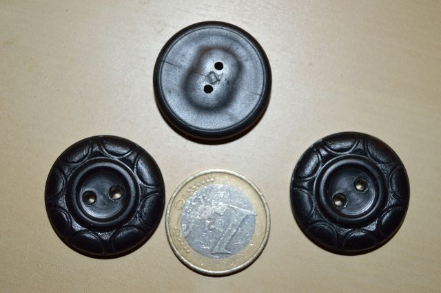 črni gumb z vzorcem 2,5 cm premera - novi 0,2 eur/kom