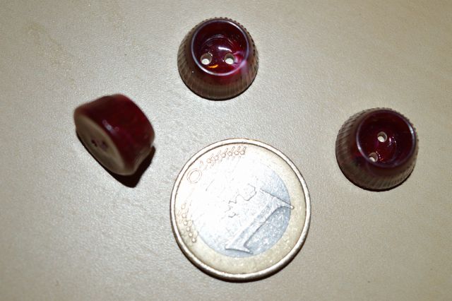 Burdo rdeči gumbi z belim vzorcem - novi 0,10 eur/kom