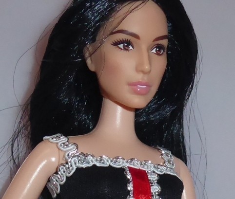 Original Mattel Barbie z rdečimi nohti 60€ - foto