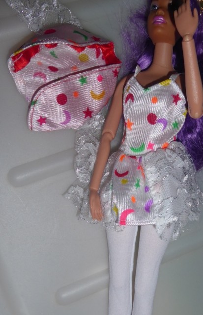 Oblačilca za Barbie barbike - foto