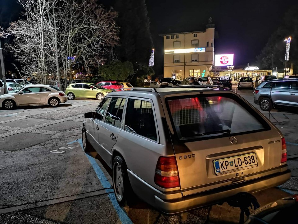 Mercedes benz slovenia - foto povečava