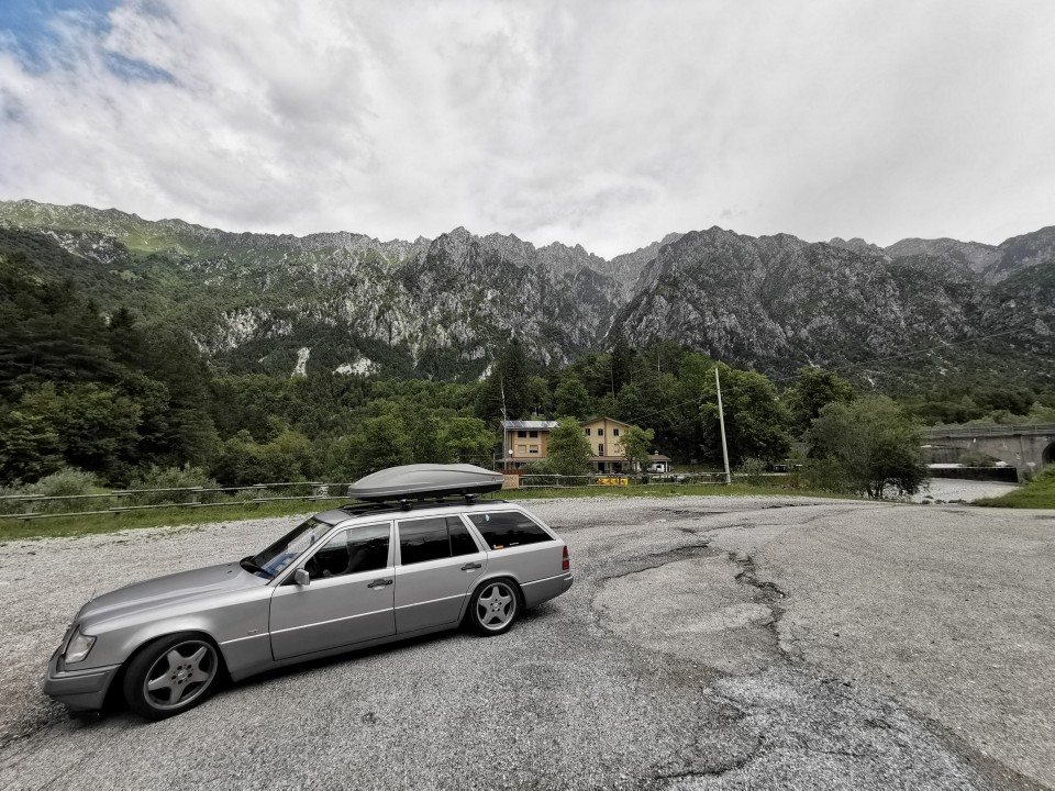 Mercedes benz slovenia - foto povečava