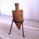 Mini amfora iz žgane gline na podstavku, višina 10 cm, IC = 1 eur