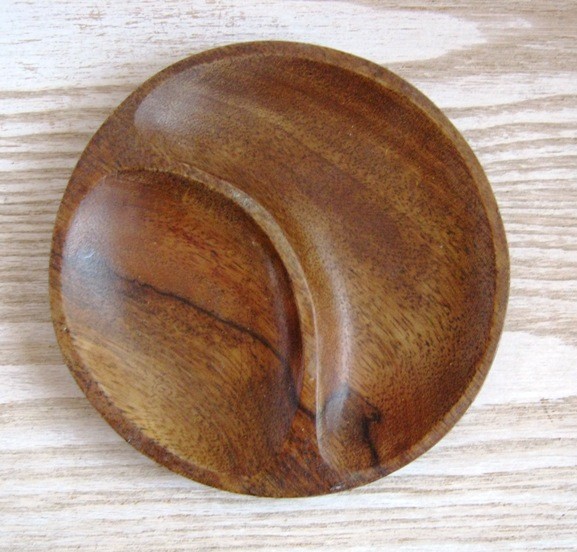 Lesen krožnik za oreščke ali sladkarije, premer 15 cm, IC = 2 eur