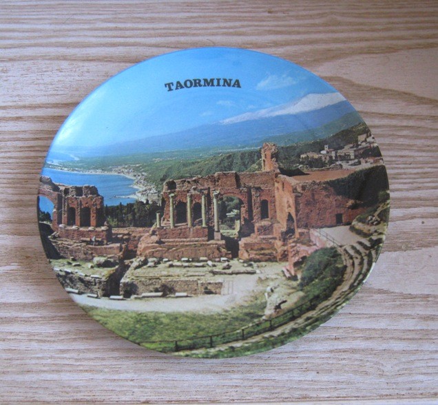 Krožnik, plastičen, z motivom Taormine, Sicilija, premer 19 cm, IC = 1 eur
