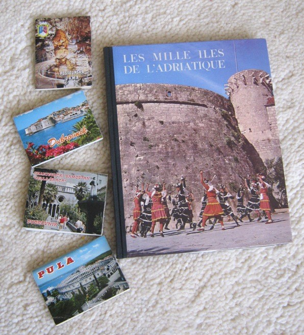 Knjiga s slikami Jadrana in zloženke ( Pula, Dubrovnik, Postojnska jama), IC = 2 eur
