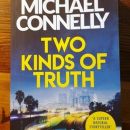 34c. TWO KINDS OF TRUTH, Michael Connelly   IC = 4 eur