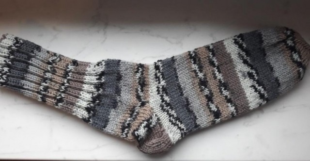 39c. Tople, ročno pletene nogavičke, stopalo 27 cm   IC = 4 eur