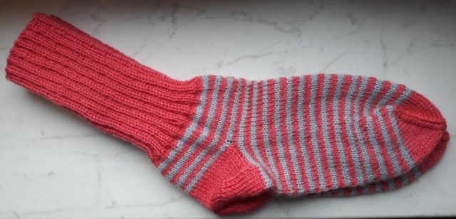 39f. Tople, ročno pletene nogavičke, stopalo 23 cm   IC = 4 eur