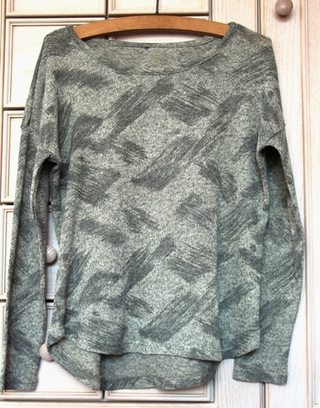 22j. Tanjši pulover, velikost ocenjena na M   IC = 4 eur