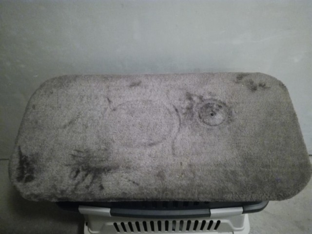 112c. iverična plošča, zgoraj prevlečena s sivim plišem, 60 x 30 x 1 cm   IC = 4 eur