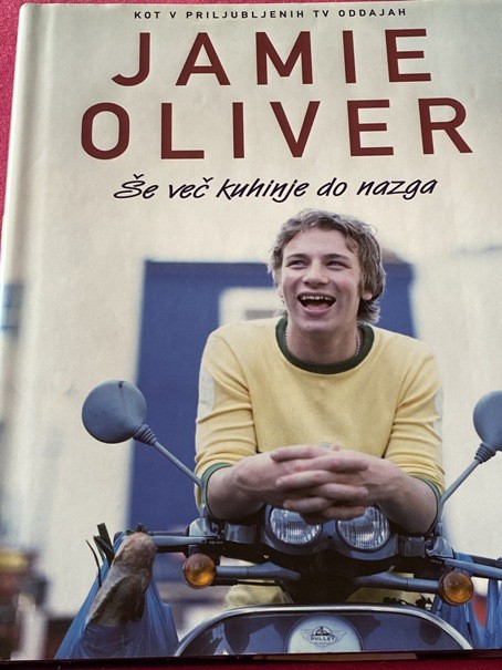 102a. JAMIE OLIVER kuharica    IC = 5 eur