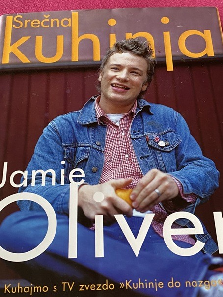 102c. JAMIE OLIVER kuharica    IC = 5 eur