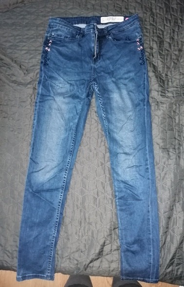 9a. Jeans hlače, 42    IC = 5 eur