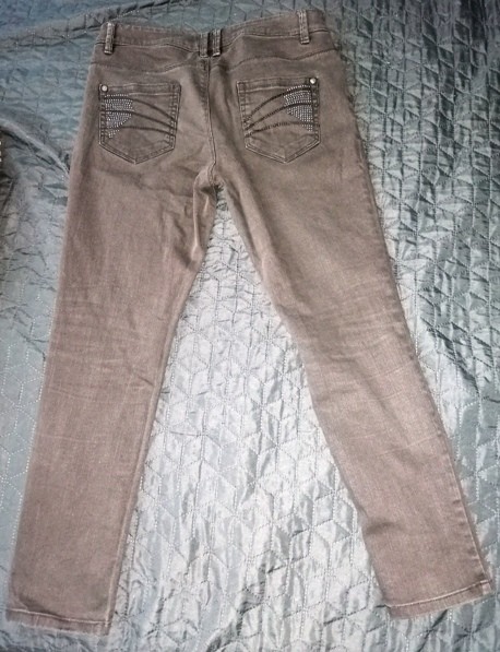 9b. Rjave jeans hlače, 40    IC = 5 eur