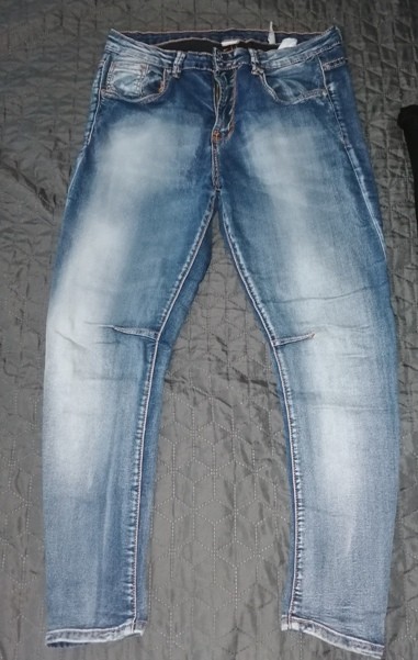9c. Jeans hlače, 42    IC = 5 eur