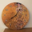 99. Stenska ura z mozivom Klimta, premer 29 cm    IC = 5 eur