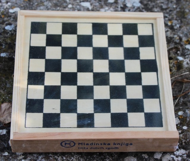 26a. Šah, lesen, manjši, še original zapakiran   IC = 4 eur