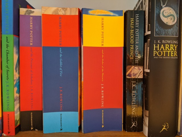 105. Zbirka Harry Potter od 2. do zadnjega dela, v angleščini   IC = 10 eur