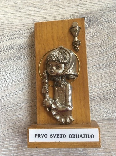 43b. Kipec prvo Sv. obhajilo, motiv deklica   IC = 1 eur