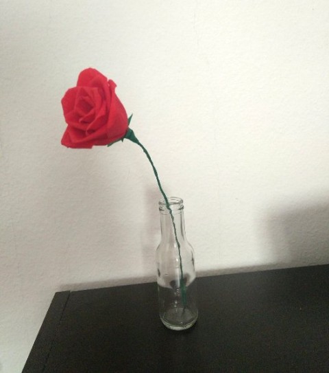 105. Vrtnica iz krep papirja, steblo cca 30 cm    IC = 3 eur