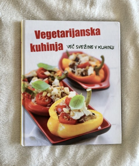 117c. Kuharska knjiga Vegetarijanska kuhinja   IC = 5 eur