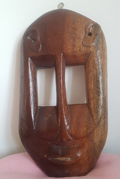 123. Okrasna lesena maska, višina 31 cm, širina 16 cm   IC = 5 eur
