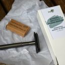 198a. Kovinska britvica z dvojnim rezilom + 10 rezil iz nerjavečega jekla  IC = 13 eur