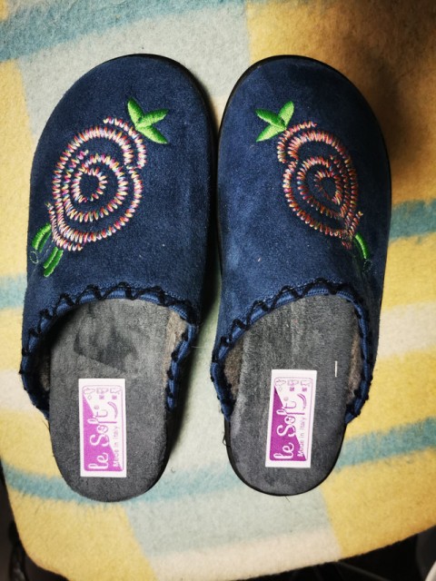 35. Copati, 36   IC = 5 eur