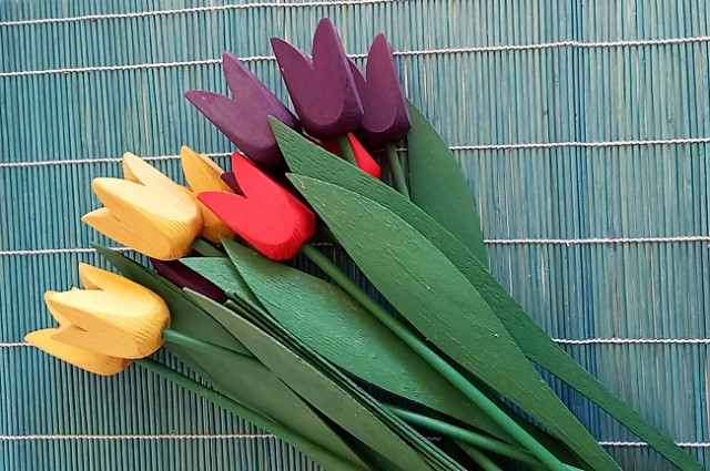 100. Šopek lesenih tulipanov   IC = 5 eur