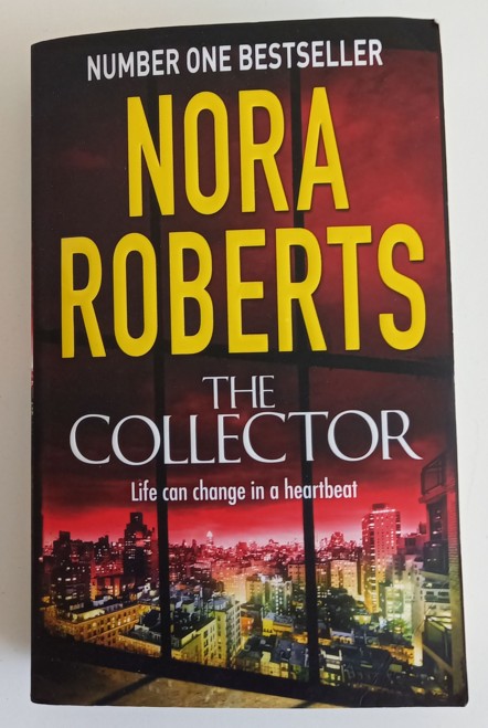 104. Nora Roberts: The Collector   IC = 6 eur
