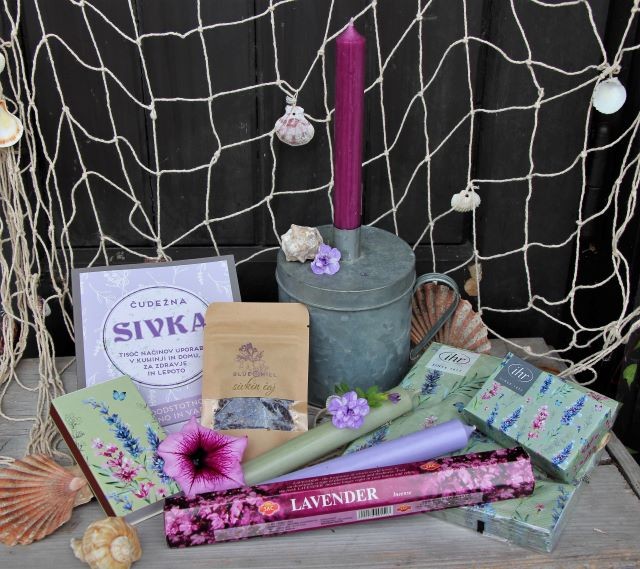 4. Sivkin set (svečnik, sveče, vžigalice, milo, čaj, prtički, knjiga)  IC = 15 eur