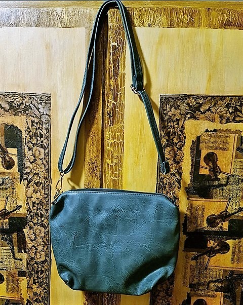 130a.  Ženska torbica iz umetnega usnja, 30 x 23 cm   IC = 5 eur