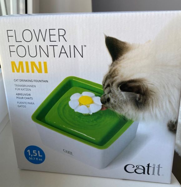 81. Mačja fontana Catit (vključuje rezervno črpalko in 6 filtrov)   IC = 15 eur