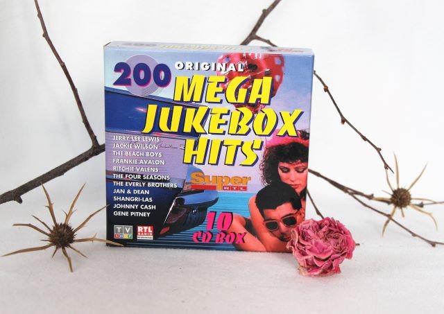 17b. CD zbirka - Mega jukebox hits   IC = 3 eur