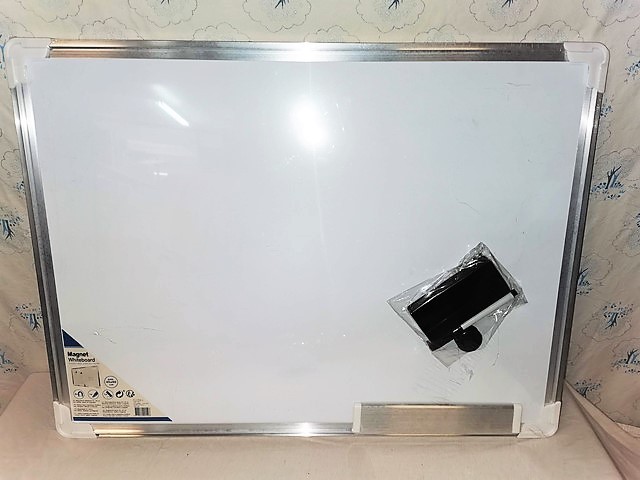 153. Magnetna tabla piši - briši, 60x45 cm, z vsemi dodatki  IC = 12 eur