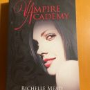 47b. Richelle Mead: Vampire Academy, v angleščini   IC = 3 eur