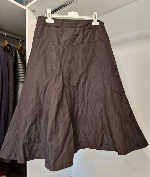 18a. Krilo čez kolena, A kroj, temno rjava barva,  M,  Gerry Weber  IC = 3 eur