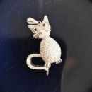 60. Obesek srebrna muca, posuta s kristalčki, dolžina 3 cm.  IC = 29 eur