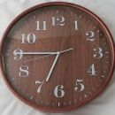 67. Stenska ura iz pinijinega lesa, premera 32 cm  IC = 3 eur