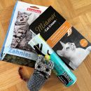 53. Paket priboljškov za muce in kvačkana miška   IC = 4 eur