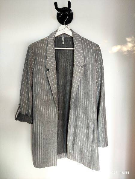 63c. Siv ženski blazer znamke STRADIVARIUS, velikost S  IC = 3 eur