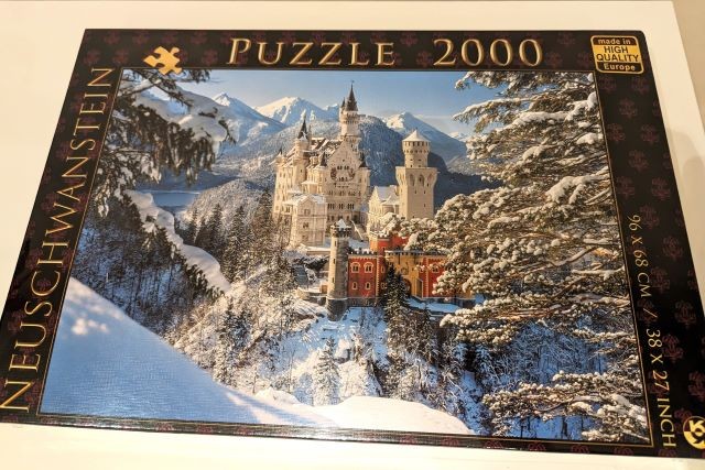 81. Puzzle zimski grad,  96×68 cm, 2000 kosov   IC = 5 eur