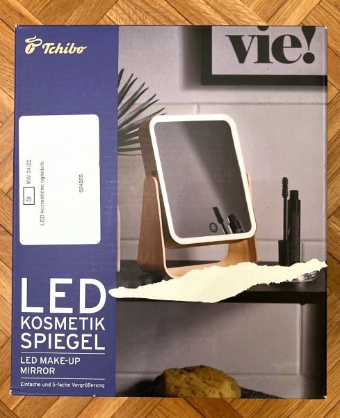 142. Samostoječe ogledalo z led lučko  IC = 7 eur